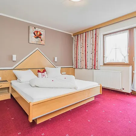 Garni Vierjahreszeiten בית הארחה