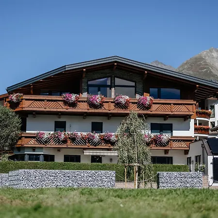 Garni Vierjahreszeiten בית הארחה 3*