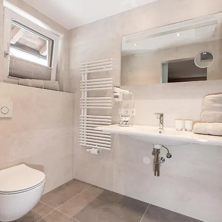 Garni Vierjahreszeiten בית הארחה 3*