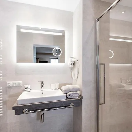 Garni Vierjahreszeiten בית הארחה 3*