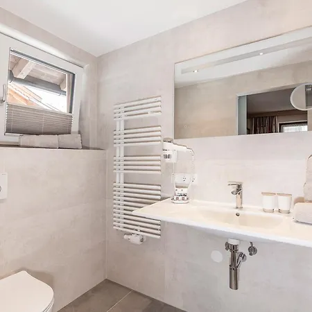 Garni Vierjahreszeiten זולדן